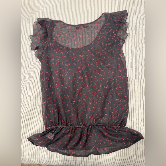 sound & matter gray floral short sleeve lightweight blouse with ruffled sleeves - Picture 3 of 3